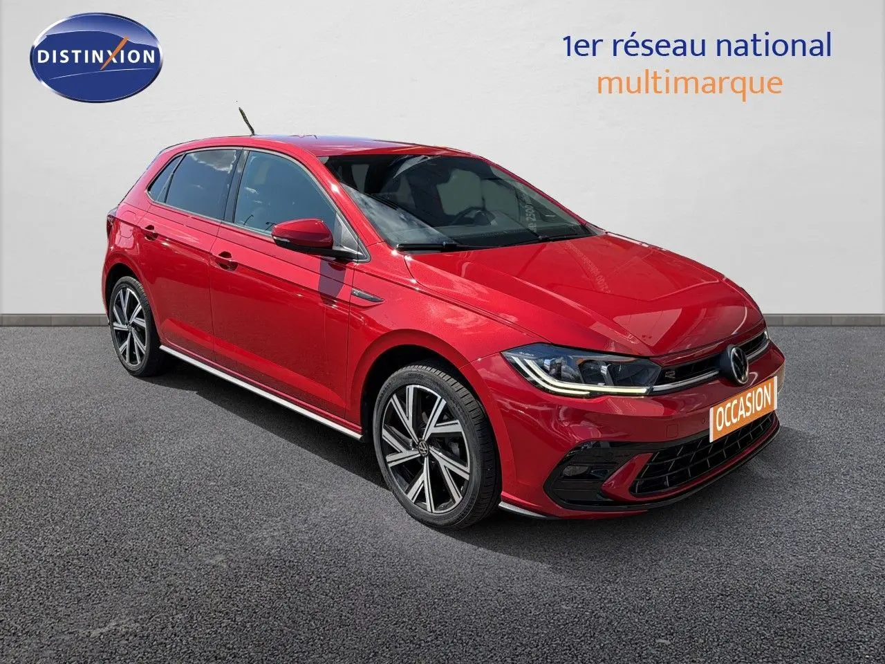 Volkswagen Polo 1.0 TSI 95 R-Line rouge roi vue 3/4 avant droit avec jantes alliage et feux LED.