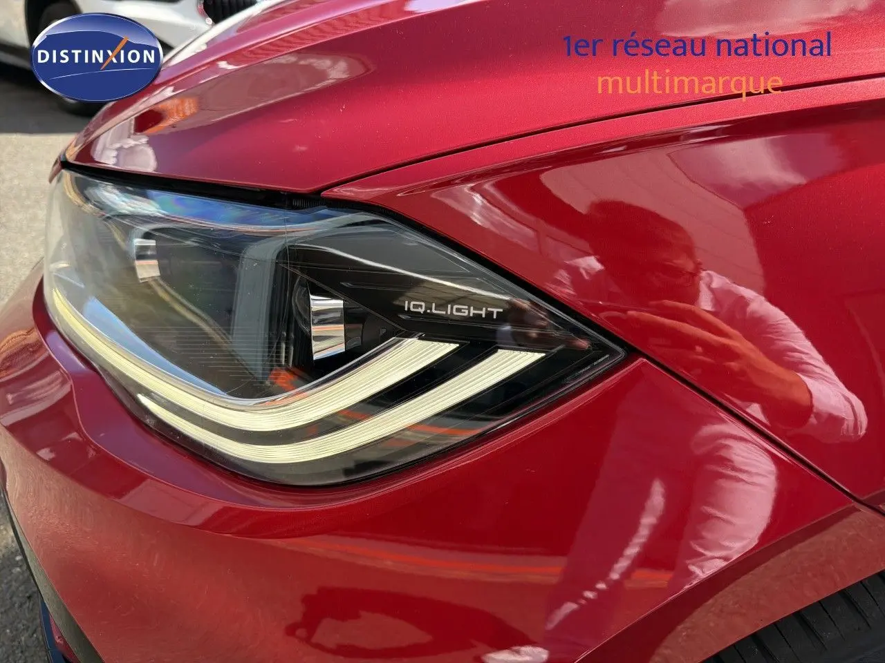 Gros plan sur le phare avant gauche d'une Volkswagen Polo 1.0 TSI 95 R-Line rouge roi avec éclairage IQ.Light.