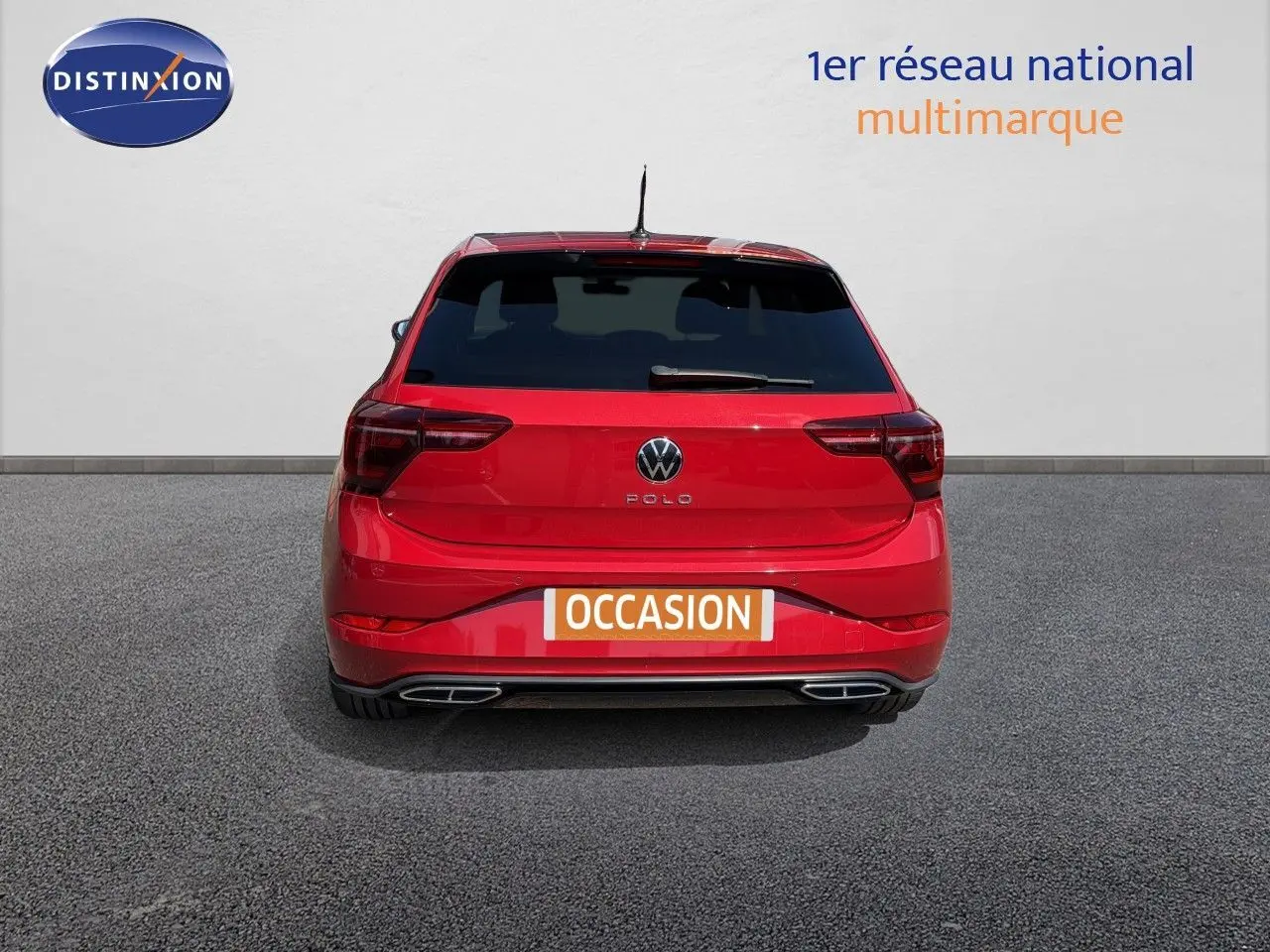Vue 3/4 arrière droite d'une Volkswagen Polo rouge Roi 2023 finition R-Line avec jantes alliage bicolores.