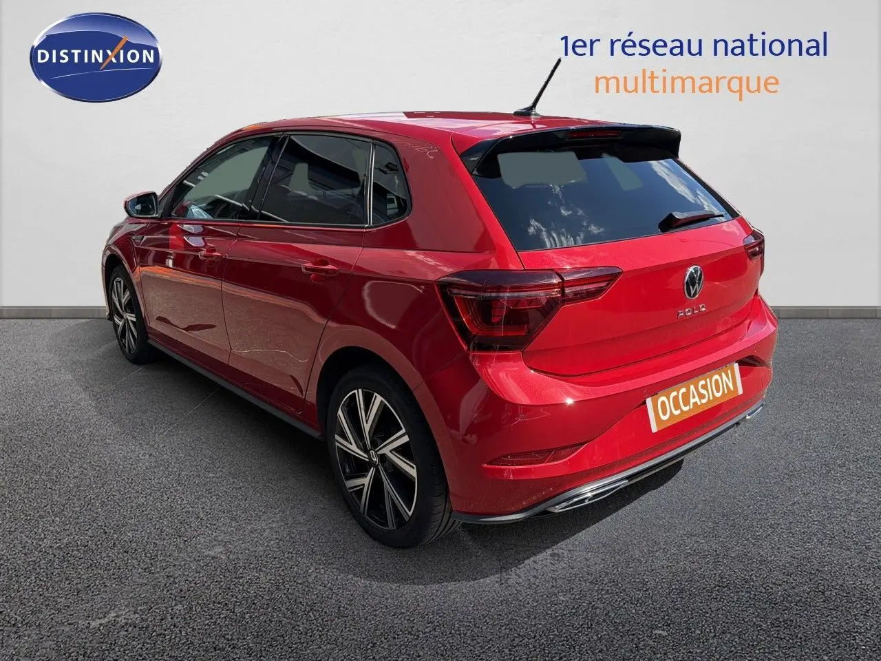 Vue 3/4 arrière droite d'une Volkswagen Polo 1.0 TSI 95 R-Line rouge Roi avec jantes alliage et vitres teintées.