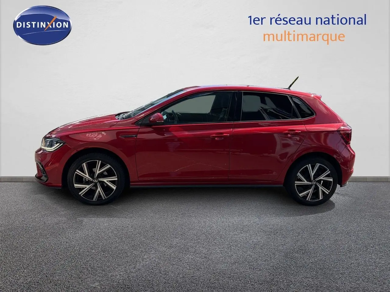 Profil droit d'une Volkswagen Polo 1.0 TSI 95 R-Line rouge roi de 2023 avec jantes alliage et vitres teintées.