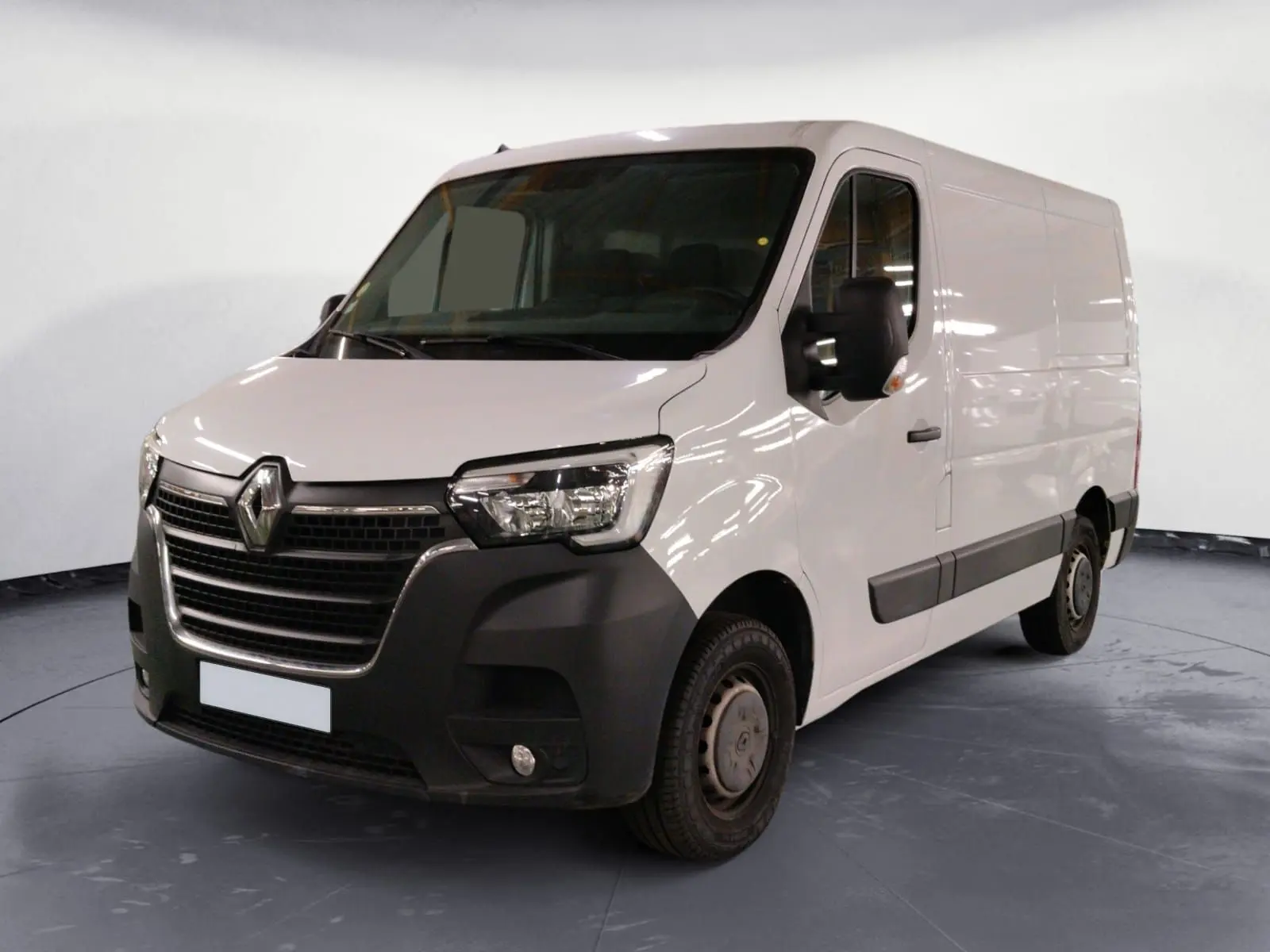 Renault Master blanc en 3/4 avant droit, fourgon utilitaire avec pare-chocs noir et rétroviseurs larges.