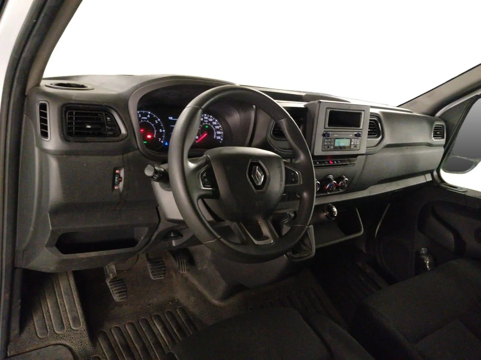Vue intérieure côté conducteur du tableau de bord noir du Renault Master 2023 avec volant multifonction et console centrale.