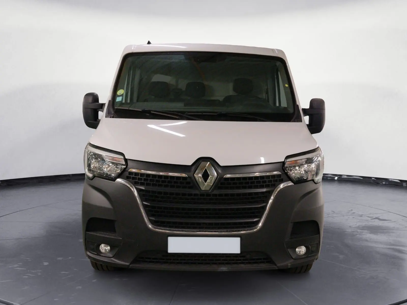 Vue frontale d’un Renault Master blanc 2023 avec calandre noire et logo chromé bien visible.