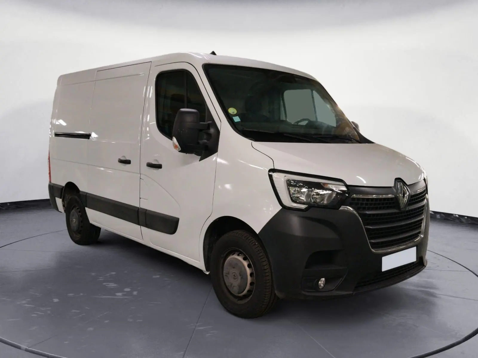 Renault Master blanc en vue 3/4 avant droit, fourgon utilitaire avec pare-chocs et bas de caisse noirs.