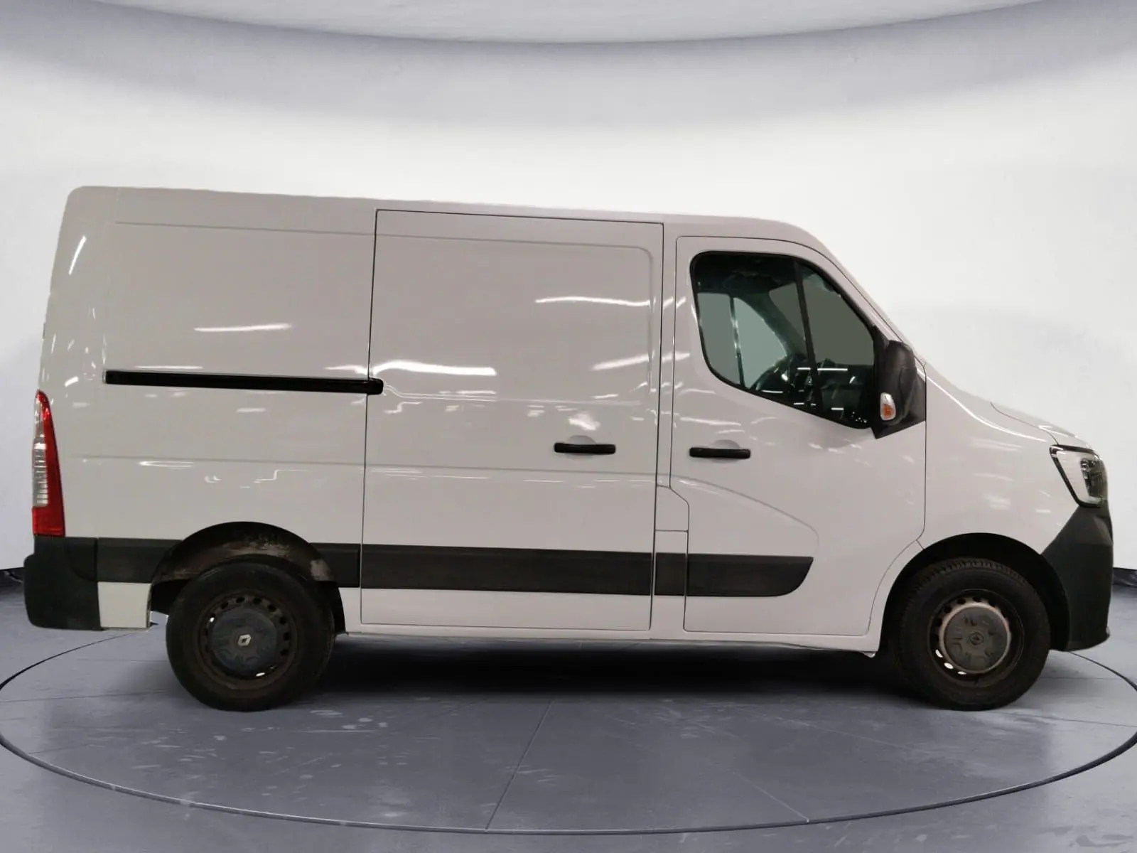 Profil côté gauche d’un utilitaire blanc Renault Master L1H1 avec portes latérales et jantes acier noires.