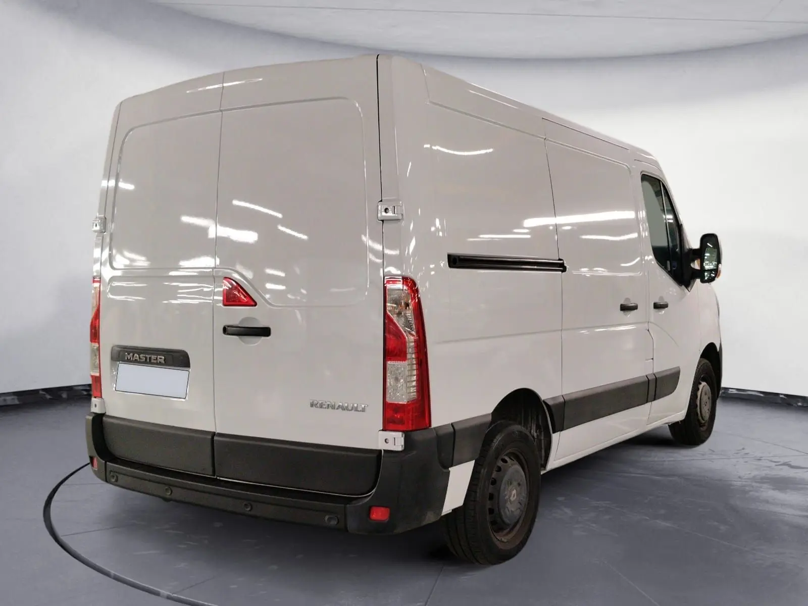 Vue 3/4 arrière droite d’un Renault Master blanc 2023, fourgon utilitaire avec bande noire latérale et feux arrière verticaux.