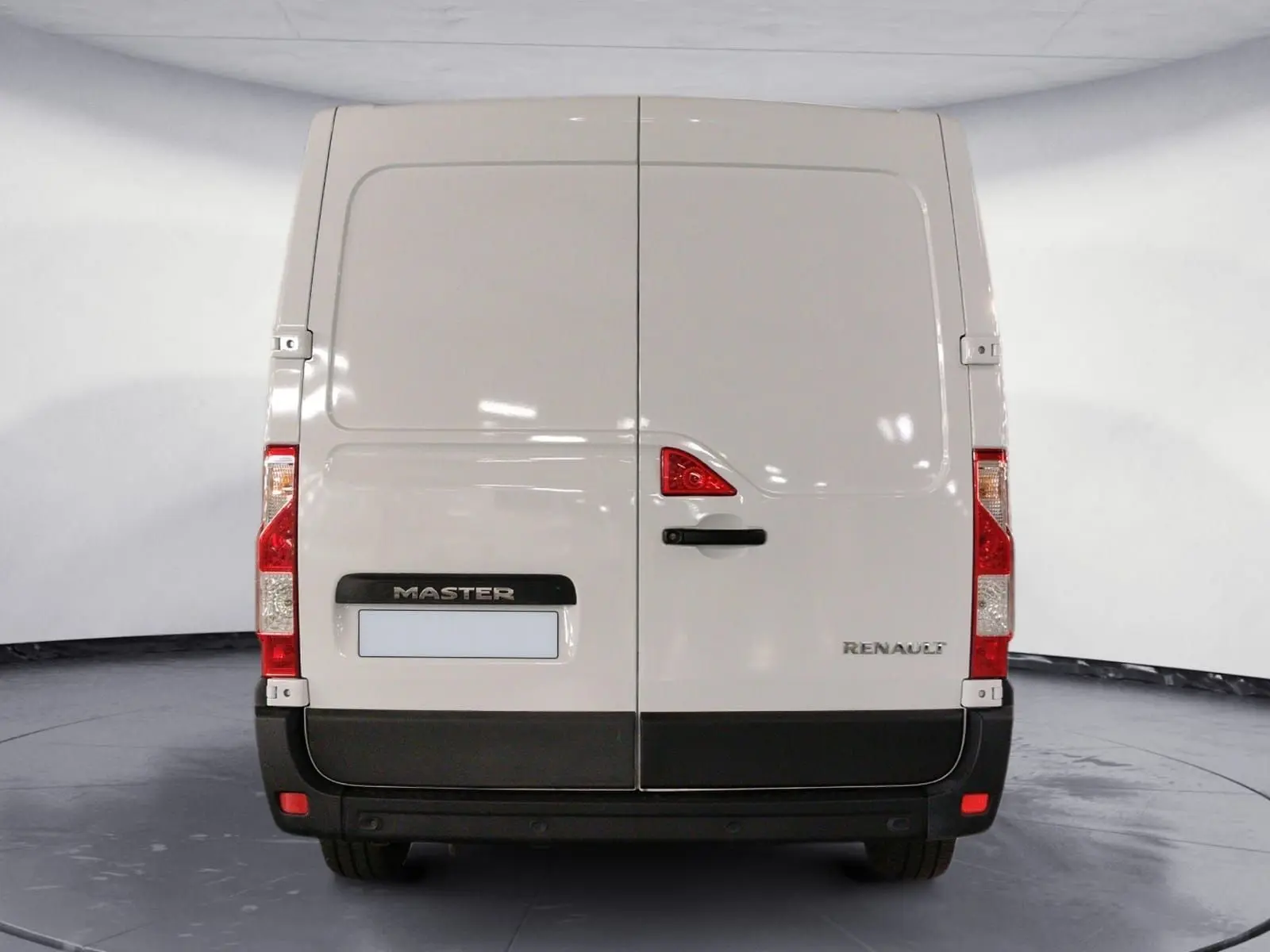 Vue arrière d’un utilitaire Renault Master blanc avec portes battantes et feux arrière verticaux rouges et blancs.