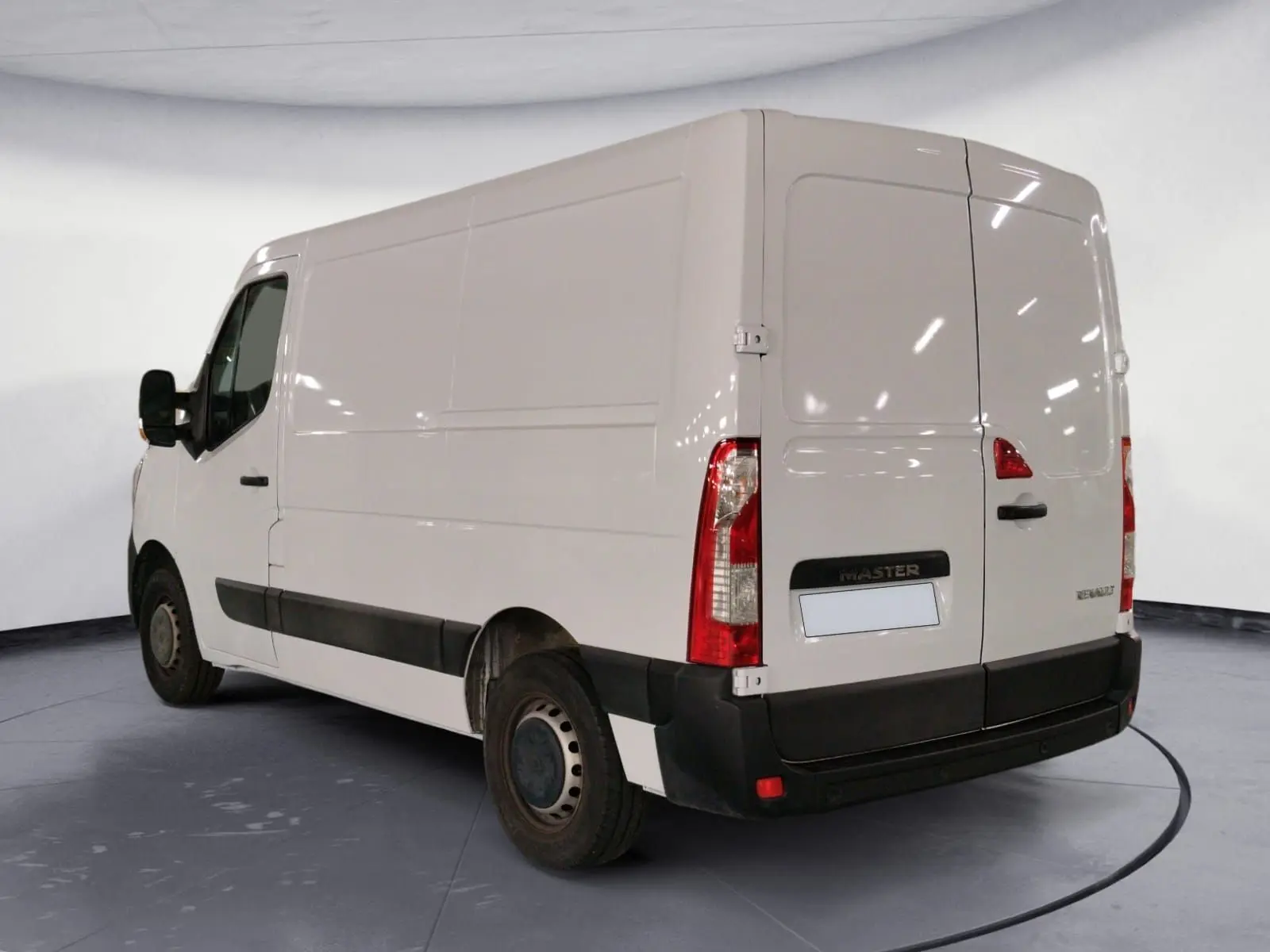 Vue 3/4 arrière droite d’un Renault Master blanc 2023, fourgon utilitaire avec portes arrière battantes et protections noires.