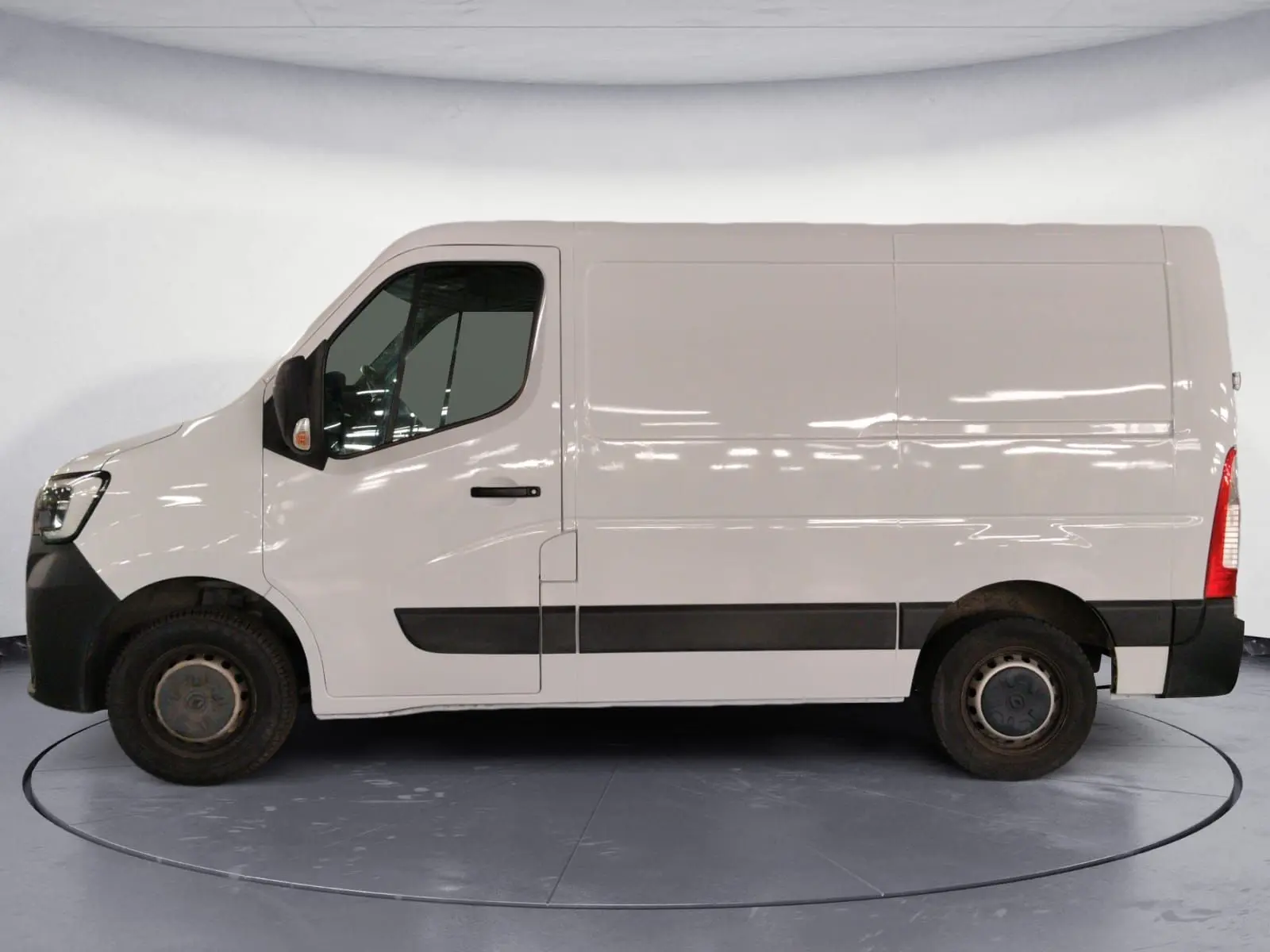 Vue de profil côté gauche d’un utilitaire Renault Master blanc, version L1H1 avec bande noire basse et jantes acier.