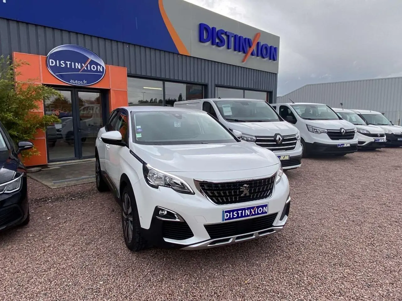 Peugeot 3008 blanc nacré vue 3/4 avant droit, jantes alliage 19 pouces, devant concession Distinxion.