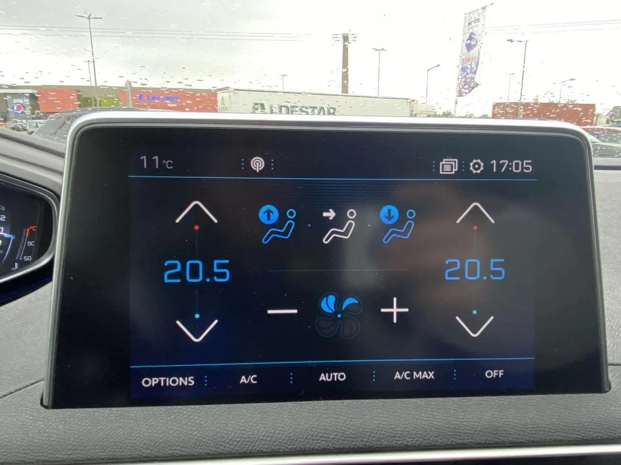 Écran tactile du tableau de bord du Peugeot 3008 blanc 2017 affichant la climatisation bi-zone à 20,5°C