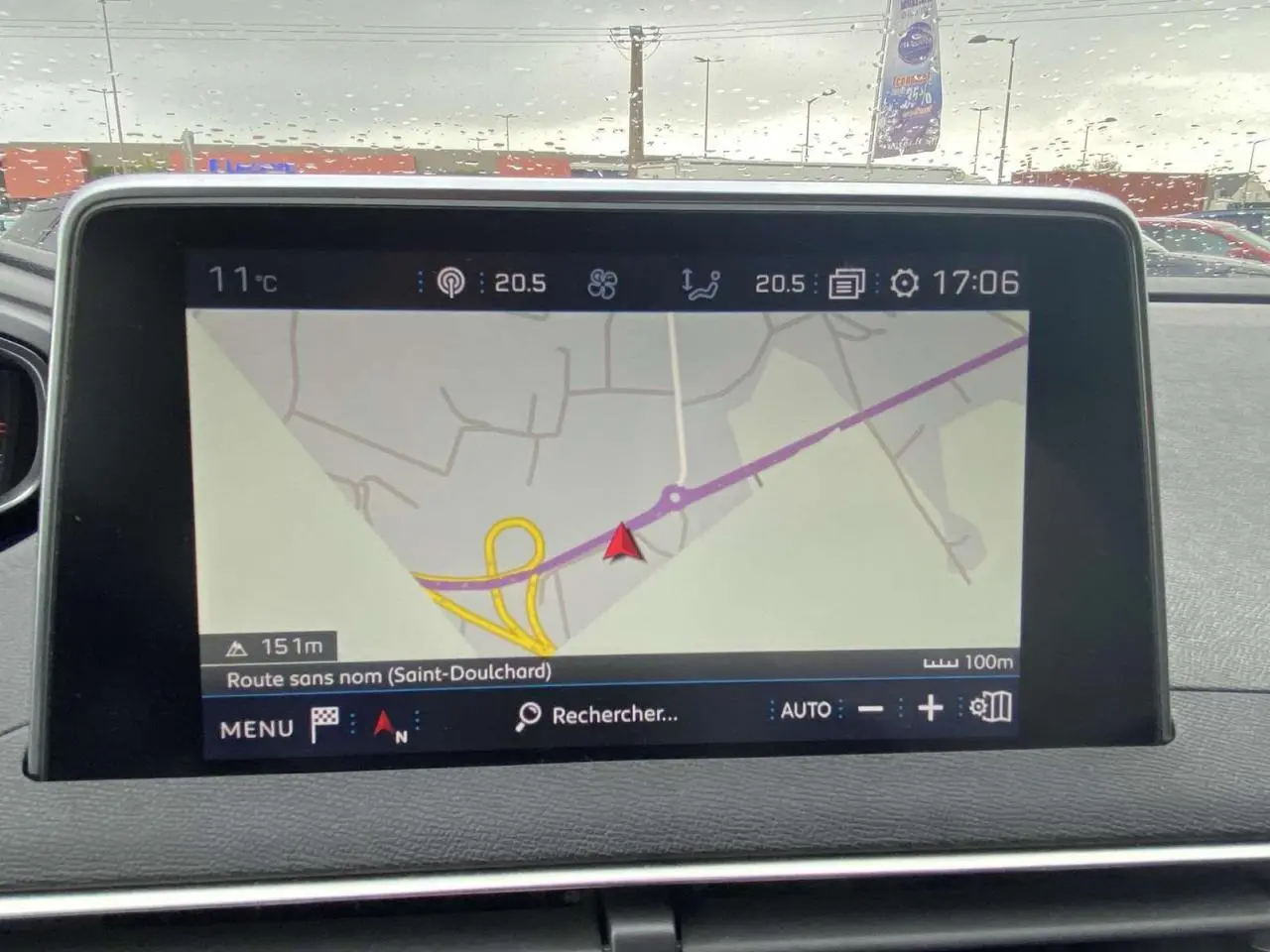Écran tactile 8 pouces du Peugeot 3008 blanc 2017 affichant la navigation GPS sous la pluie.