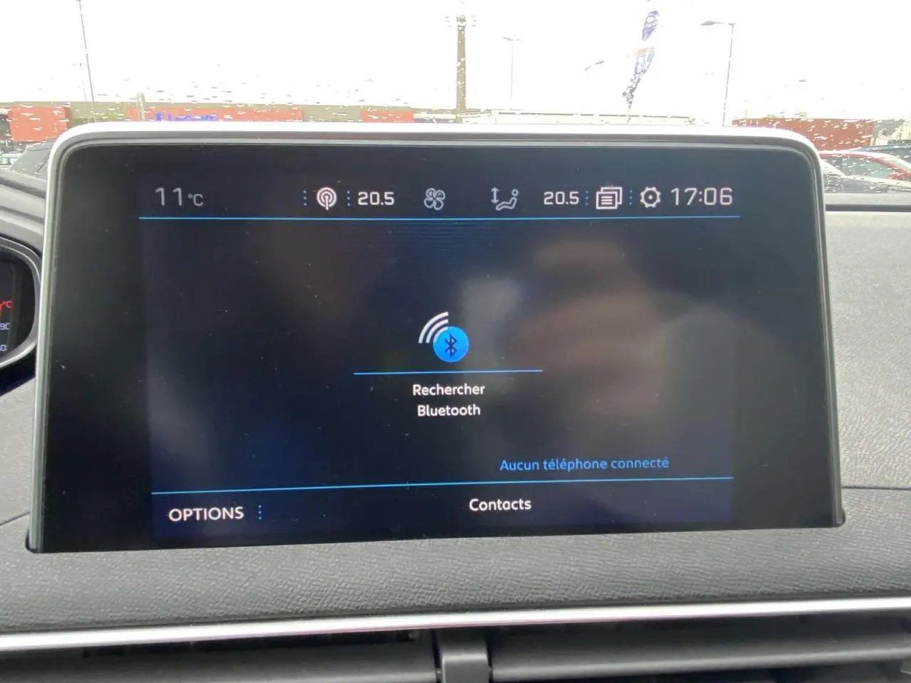 Écran tactile central du Peugeot 3008 blanc 2017 affichant la recherche Bluetooth et la température extérieure.