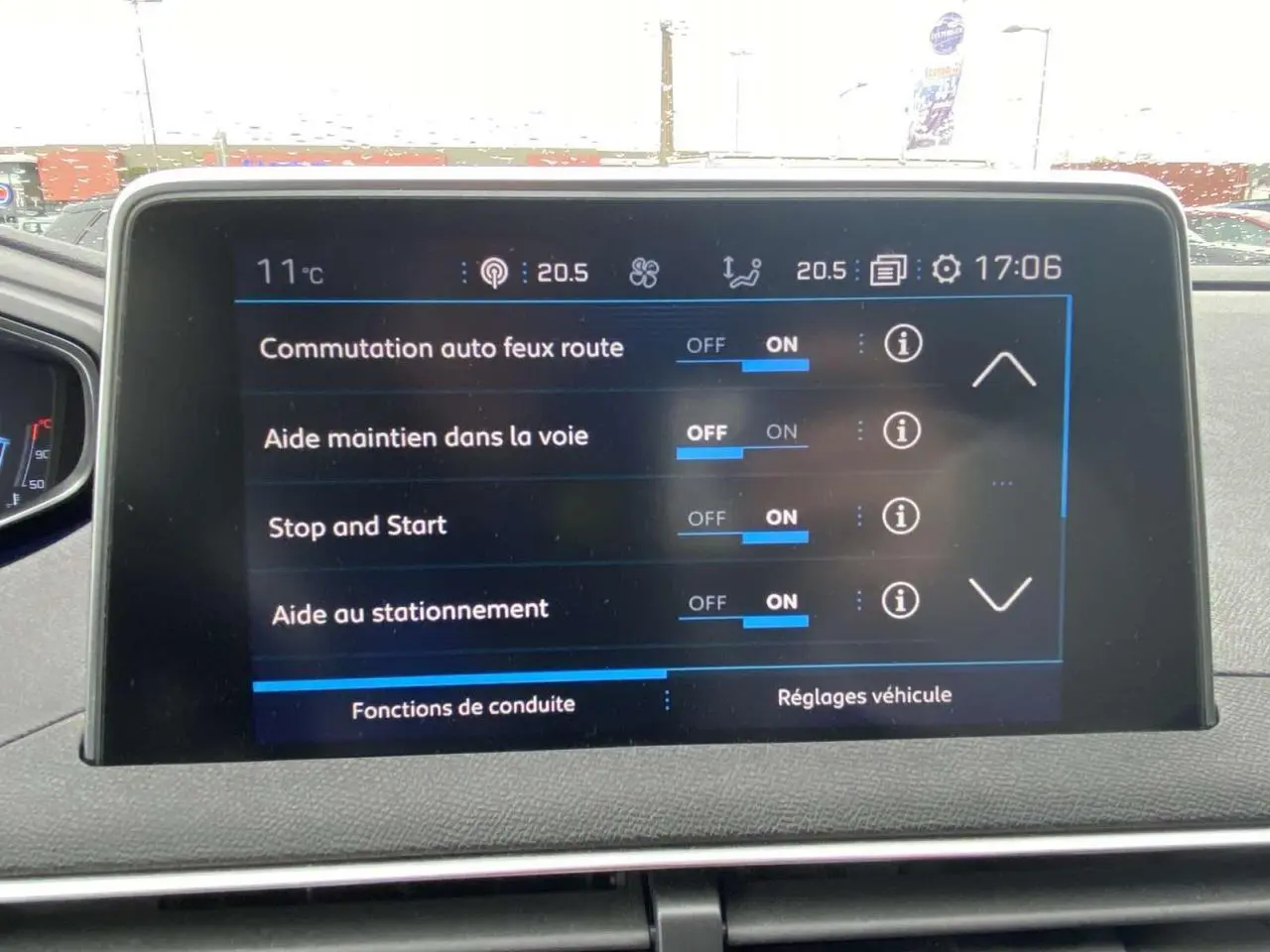 Écran tactile central du Peugeot 3008 blanc 2017 affichant les réglages d'aides à la conduite.