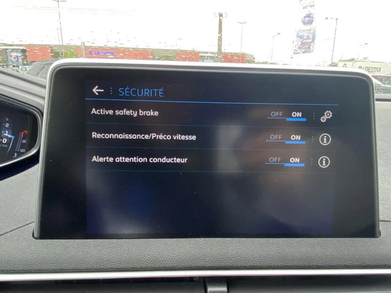 Écran tactile du tableau de bord du Peugeot 3008 2017 affichant les réglages de sécurité activés.