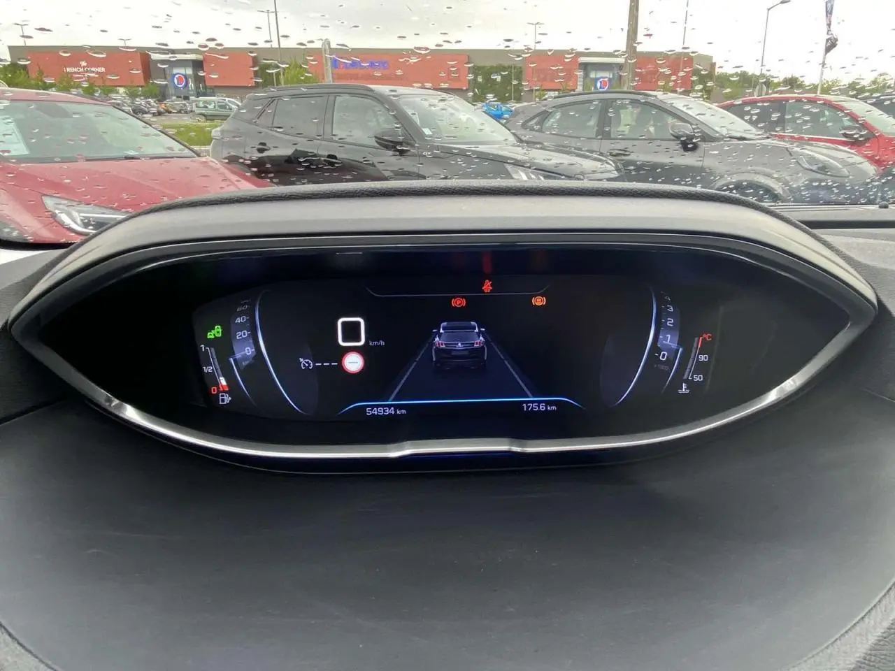 Tableau de bord numérique du Peugeot 3008 2017 affichant la vitesse et l'autonomie restante.