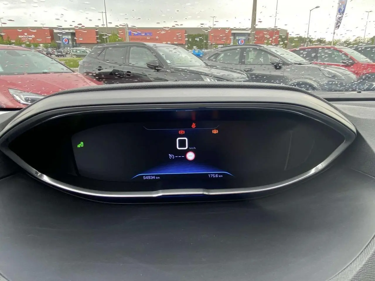 Affichage numérique du combiné tête haute du Peugeot 3008 blanc, avec compteur à zéro et indicateurs allumés.