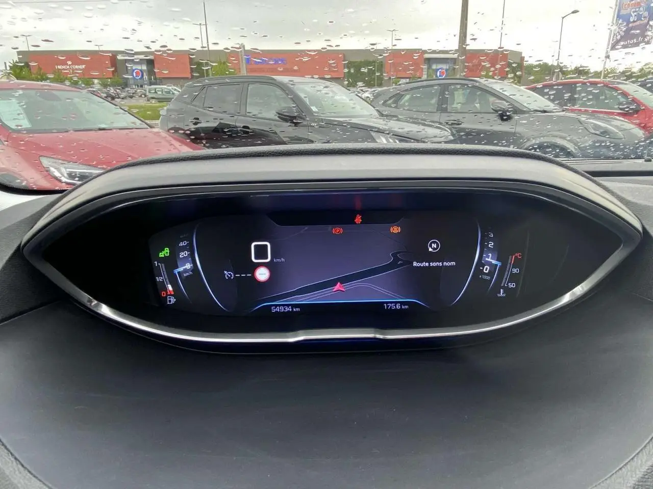 Tableau de bord numérique du Peugeot 3008 blanc 2017 affichant la navigation et les compteurs à l'arrêt.