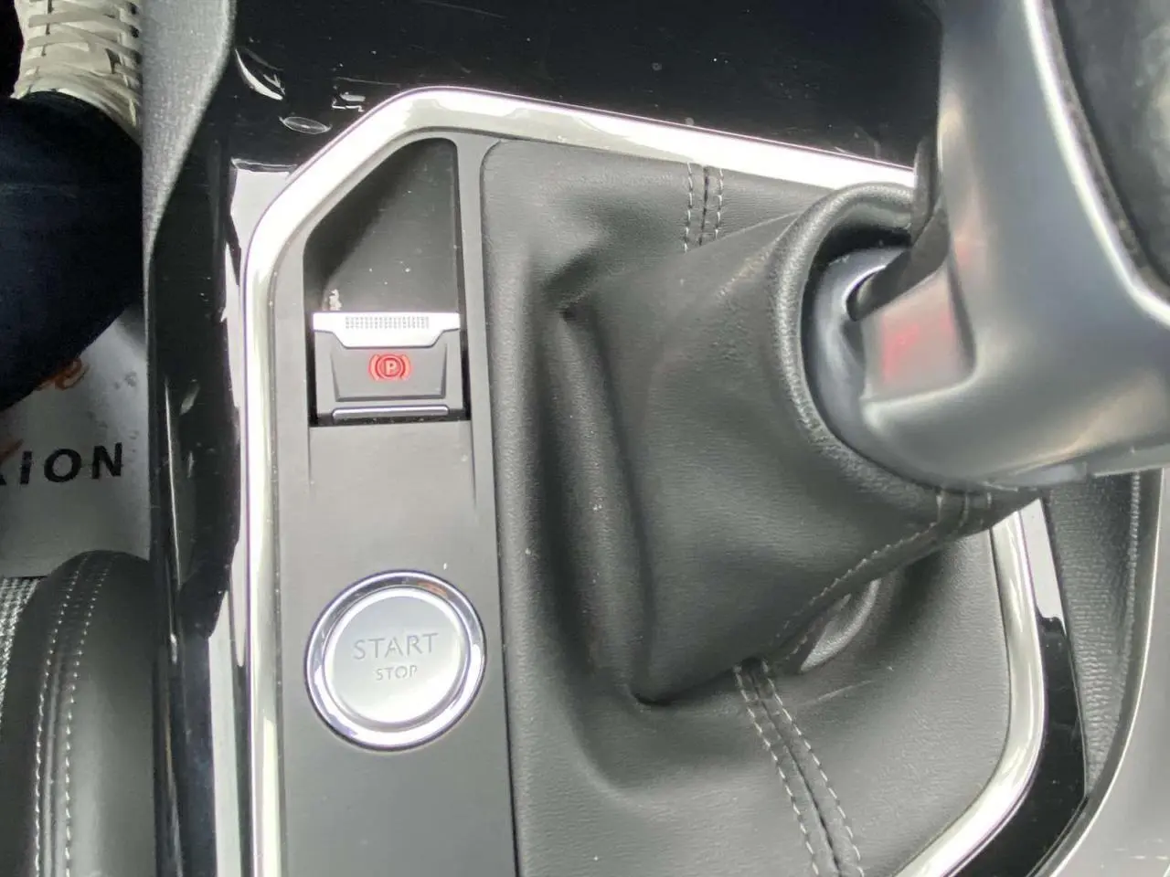 Gros plan sur la console centrale du Peugeot 3008 blanc, montrant le levier de vitesse manuel et le bouton start/stop.