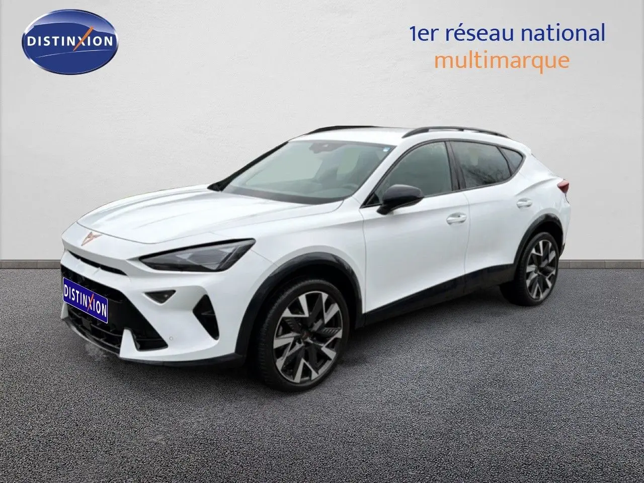 Vue 3/4 avant d'une CUPRA Formentor 1.5 eTSI blanche Neige Metal avec jantes noires et toit panoramique.