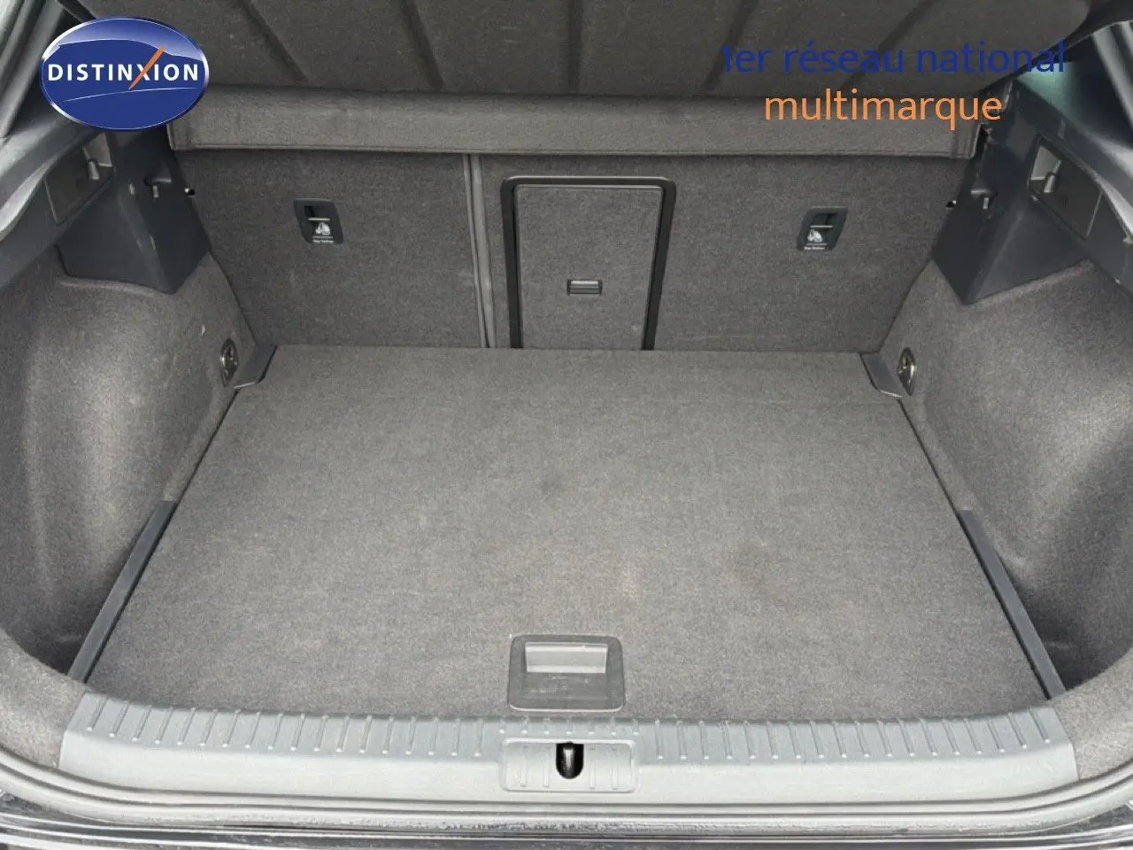 Coffre ouvert vu de face, intérieur spacieux et tapis gris, CUPRA Formentor blanc neige métal 2025.