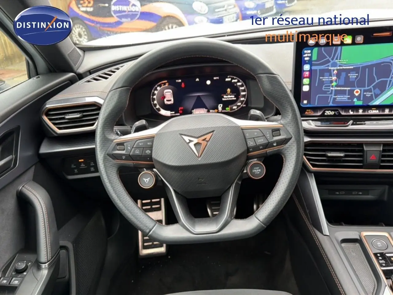 Vue intérieure centrée sur le volant multifonction noir du CUPRA Formentor 2025 avec tableau de bord digital et écran tactile.