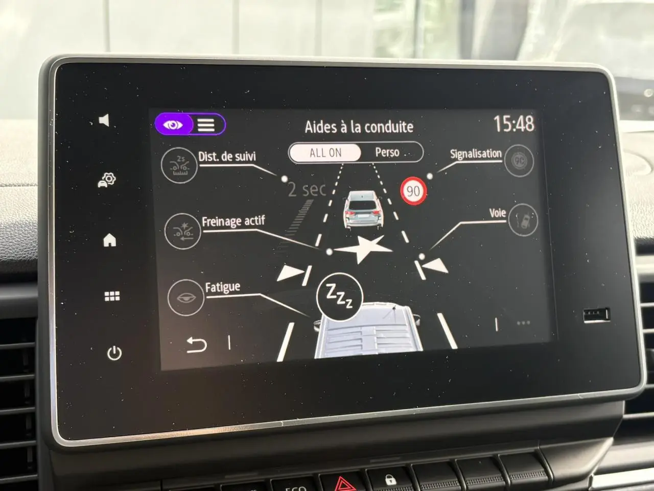 Écran tactile du système d’aide à la conduite du Renault Trafic Fourgon montrant les alertes et distances de sécurité.