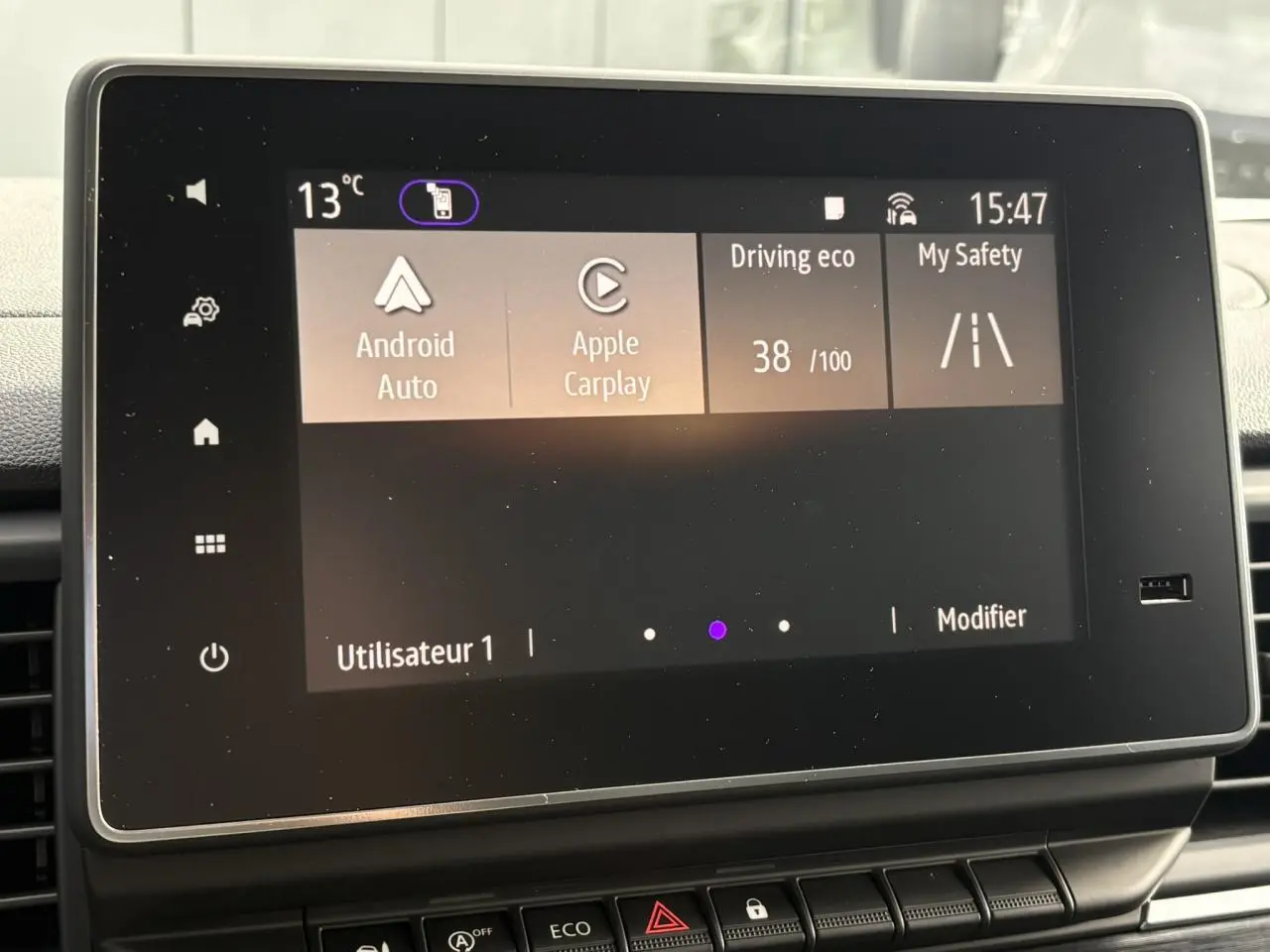 Écran tactile central du Renault Trafic Fourgon 2026 affichant Android Auto et Apple CarPlay en interface moderne.