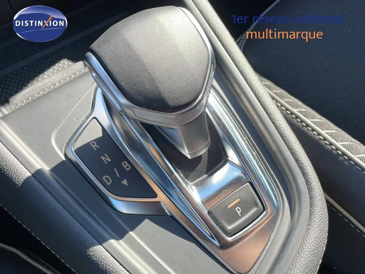 Le levier de vitesse automatique noir et chrome de la Renault Symbioz 2025 en gros plan intérieur.