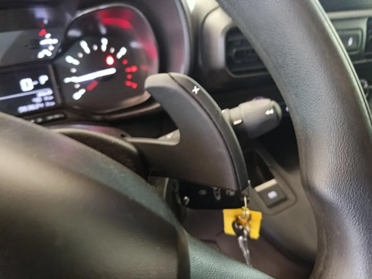 Gros plan sur le levier de vitesses automatique derrière le volant d’un Citroën Berlingo blanc essence de 2021.