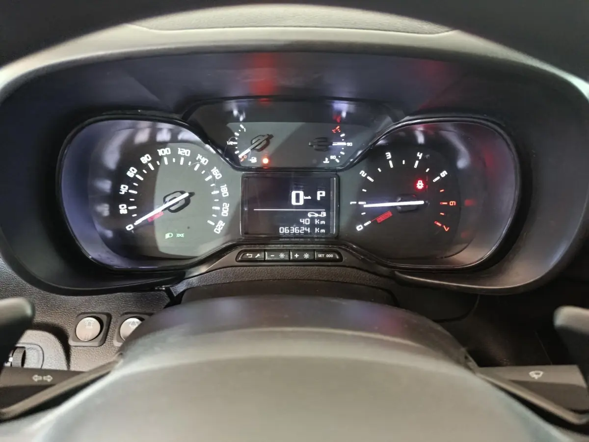 Vue rapprochée du tableau de bord du Citroën Berlingo 2021, affichant le compteur et l'odomètre numérique.