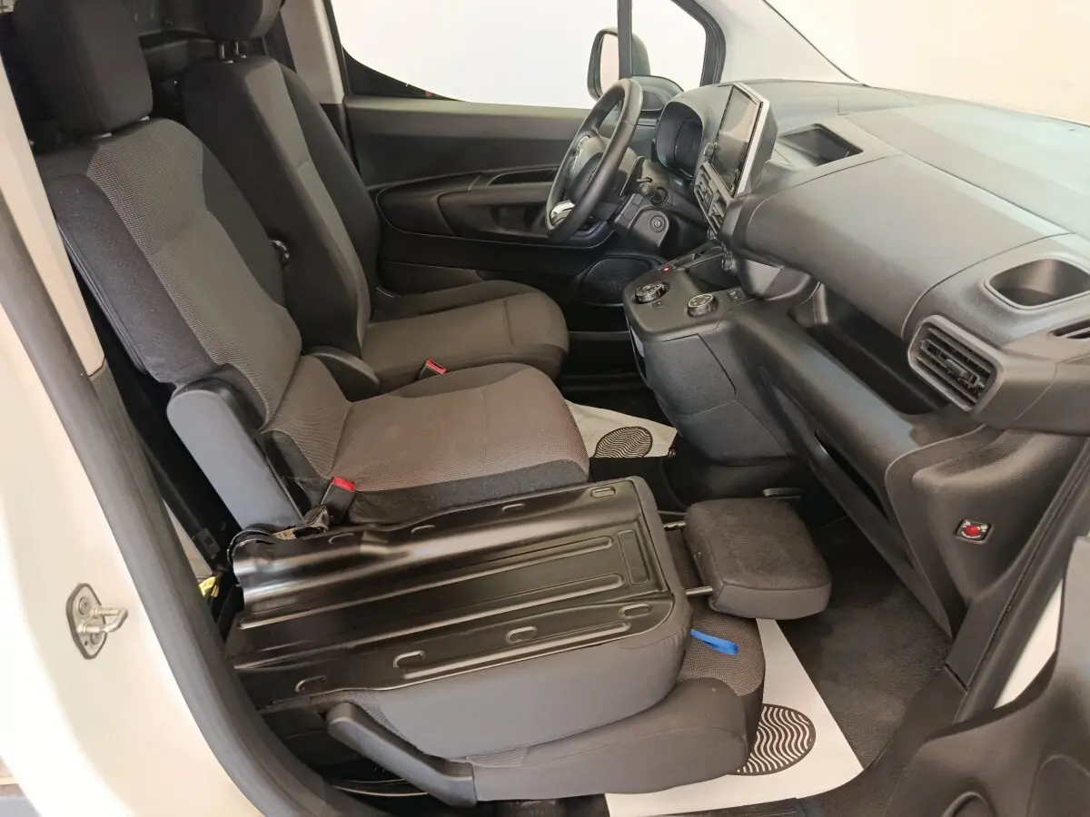 Vue intérieure côté conducteur du Citroën Berlingo blanc 2021, montrant les sièges avant et le tableau de bord.