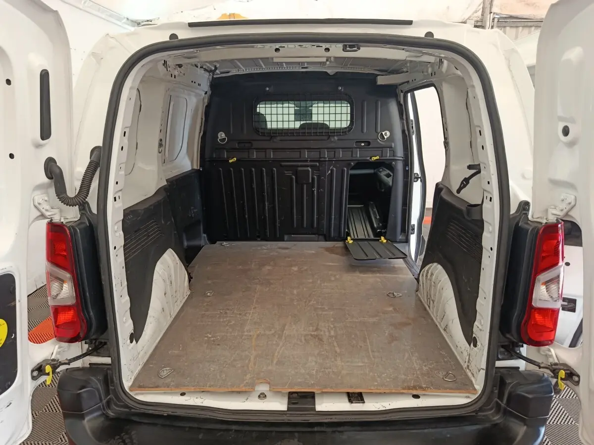 Vue arrière du Citroën Berlingo blanc 2021, montrant l’espace de chargement vide avec portes ouvertes.