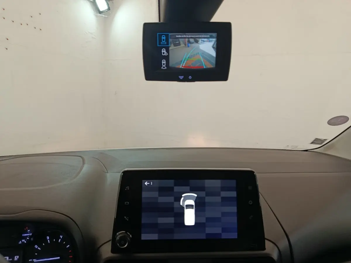 Vue intérieure du tableau de bord du Citroën Berlingo blanc 2021, avec écran tactile et caméra de recul affichée.