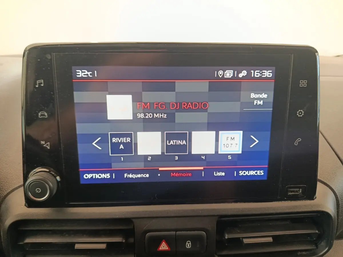 Écran tactile central du Citroën Berlingo 2021 affichant une radio FM, avec commandes autour et ventilation noire.