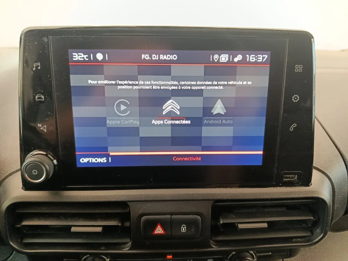 Écran tactile central du tableau de bord du Citroën Berlingo 2021 affichant les options Apple CarPlay, Apps Connectées et Android Auto.