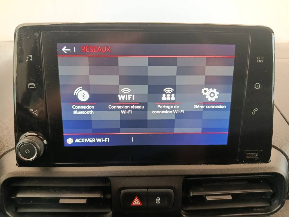 Écran tactile central du tableau de bord du Citroën Berlingo 2021 affichant les options de connexion Wi-Fi et Bluetooth.