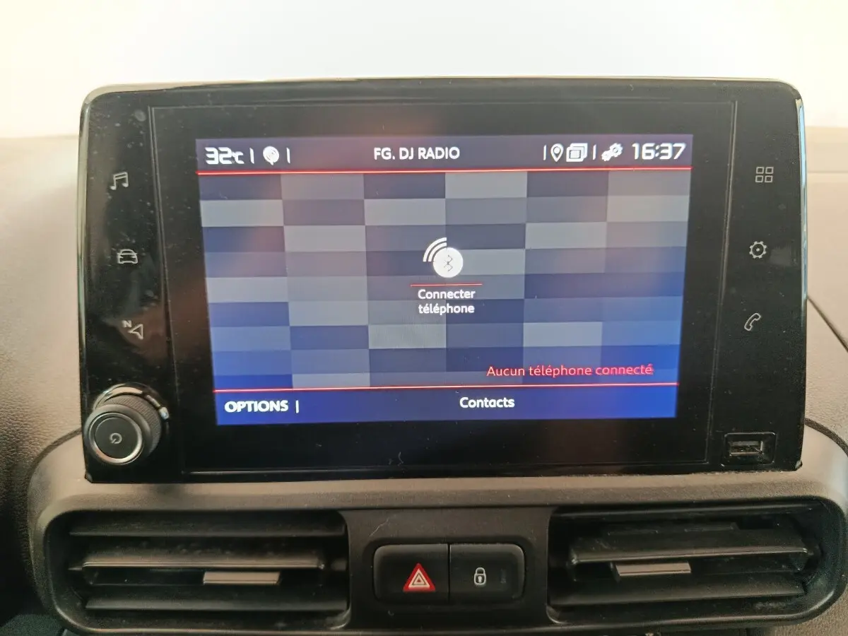 Écran tactile central du tableau de bord du Citroën Berlingo blanc 2021, affichant la connexion téléphone Bluetooth.