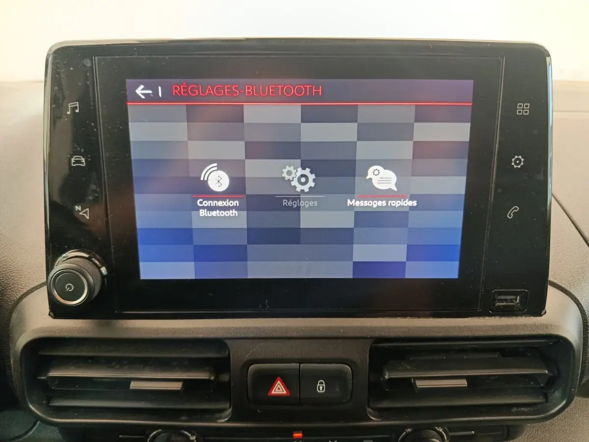Écran tactile central du tableau de bord du Citroën Berlingo 2021 affichant les réglages Bluetooth.