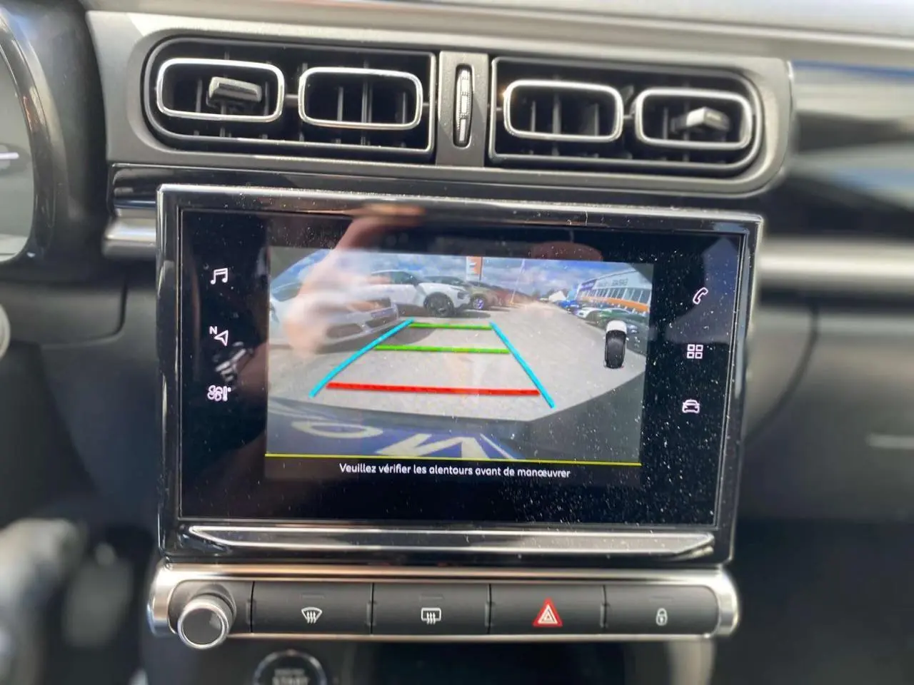 Écran tactile central montrant la caméra de recul d'une Citroën C3 2021, intérieur noir.