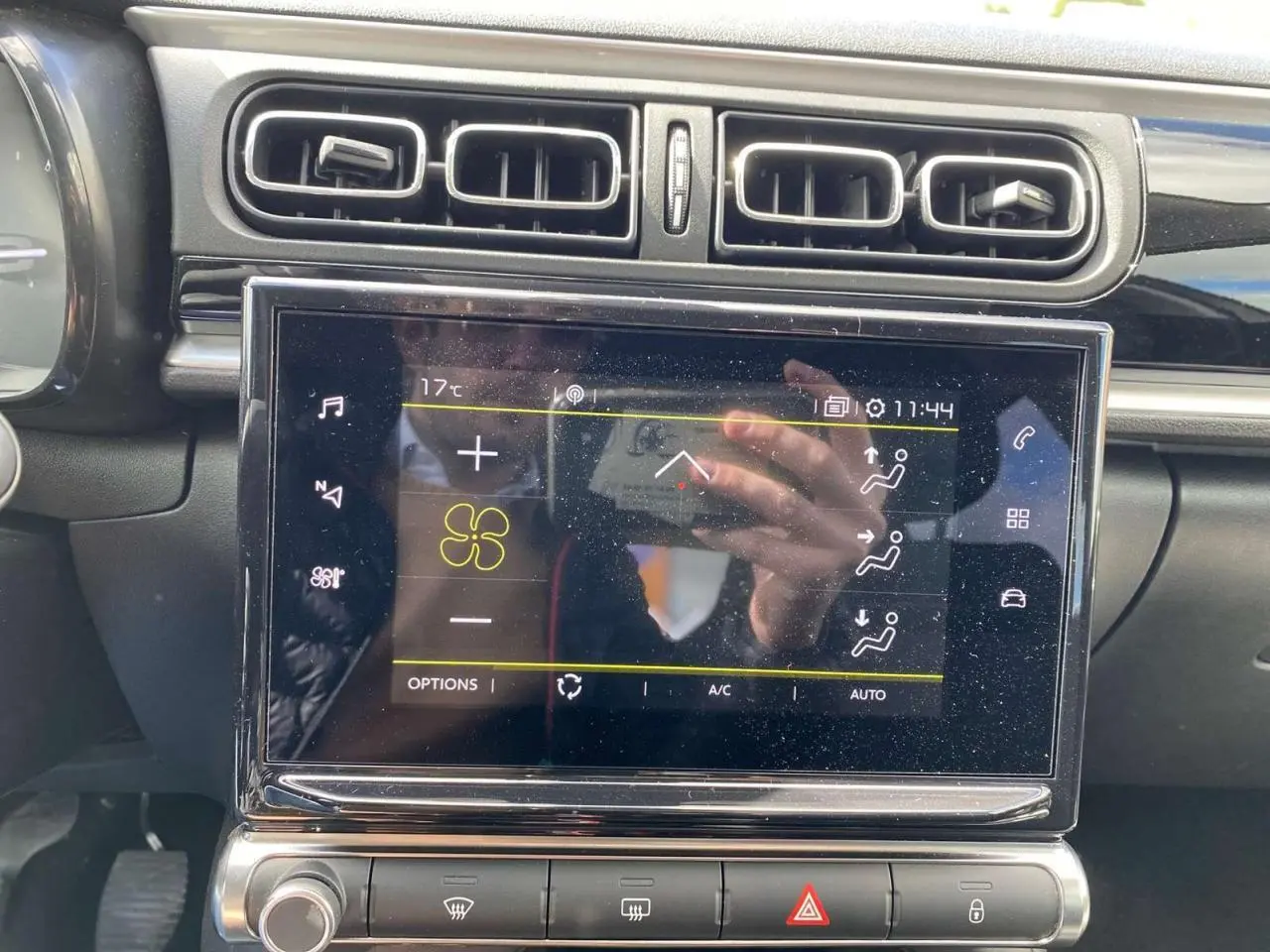 Vue rapprochée de la console centrale de la Citroën C3 2021, écran tactile et aérateurs noirs visibles.