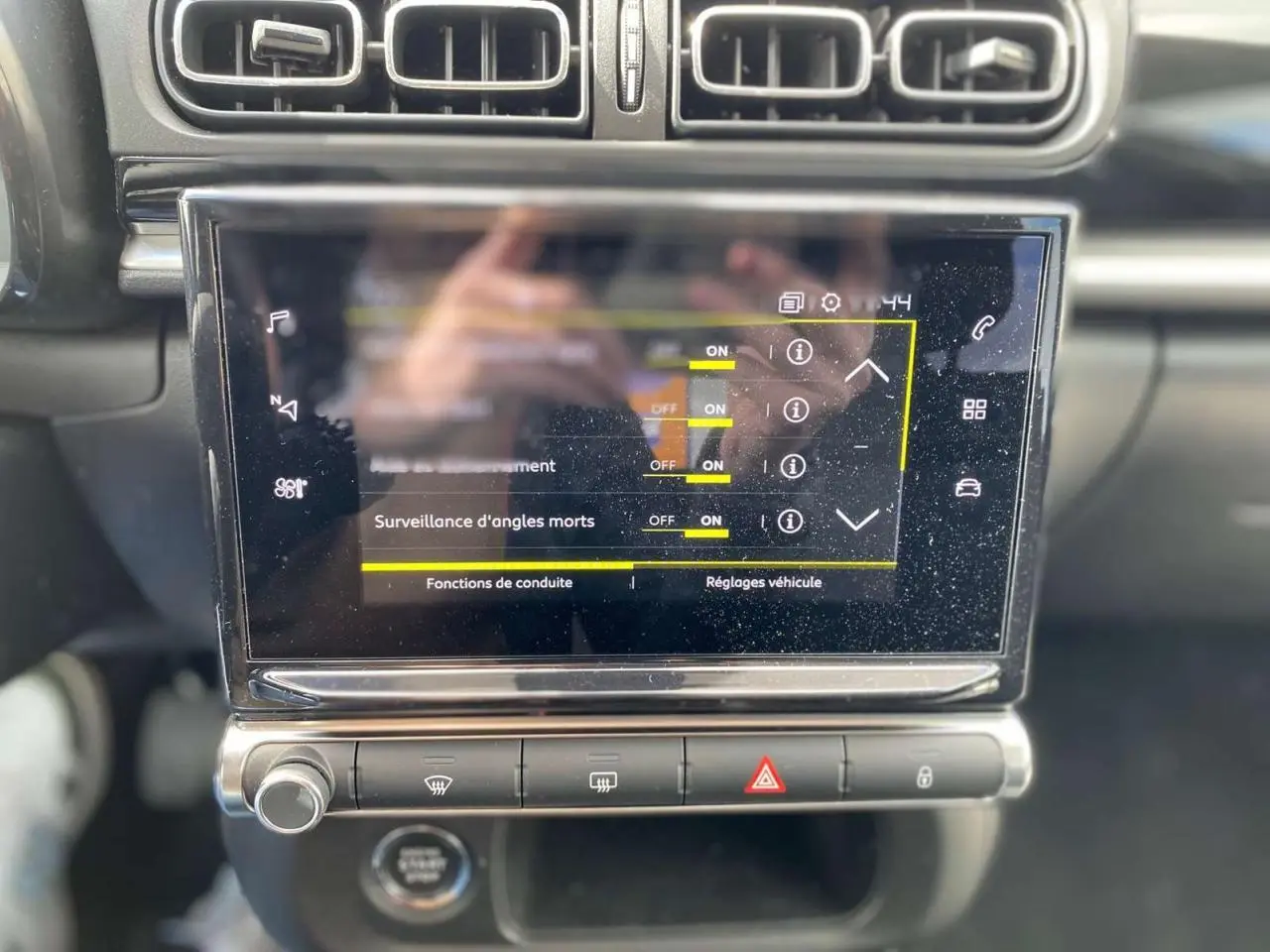 Écran tactile central de la Citroën C3 2021 montrant les réglages de conduite, avec aérateurs au-dessus.