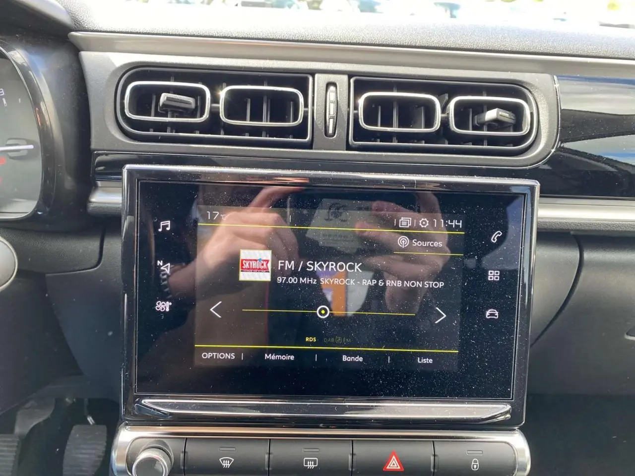 Tablette tactile centrale affichant la radio Skyrock, entourée des aérateurs et commandes du tableau de bord d'une Citroën C3 2021.