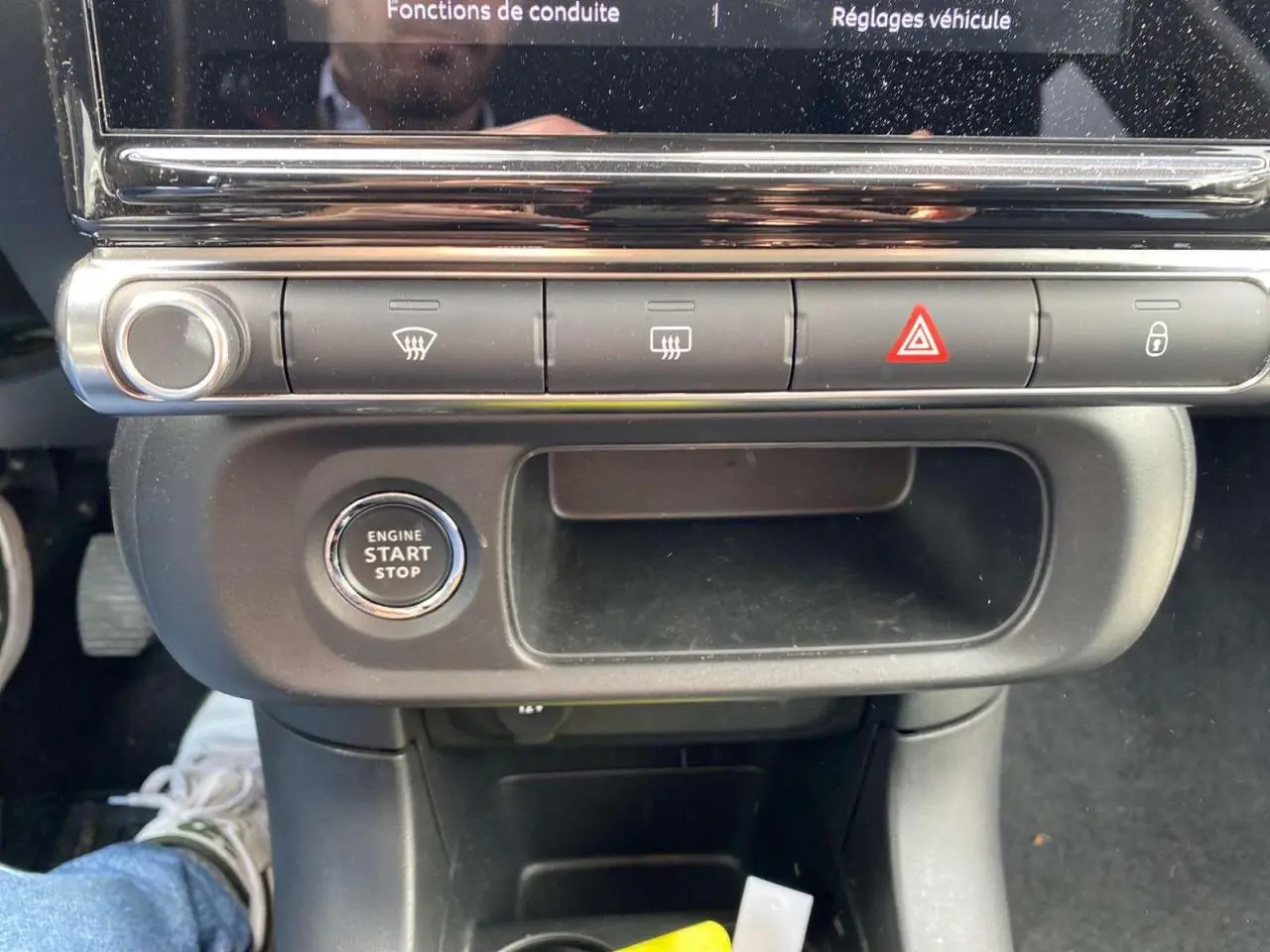 Gros plan sur la console centrale de la Citroën C3 2021, avec bouton start/stop et commandes de climatisation visibles.