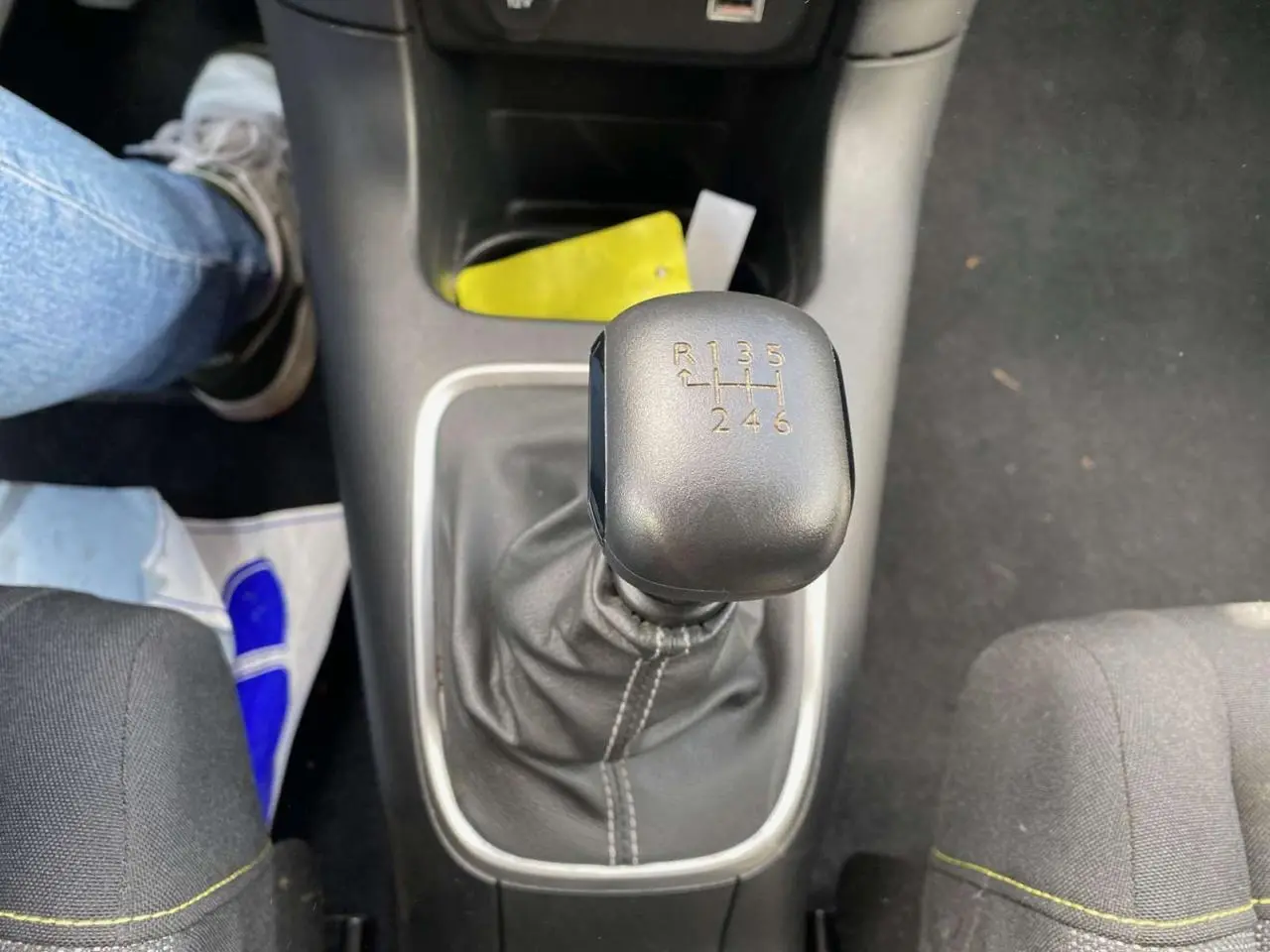 Le levier de vitesse manuel noir de la Citroën C3 2021 vu de dessus entre les sièges avant.