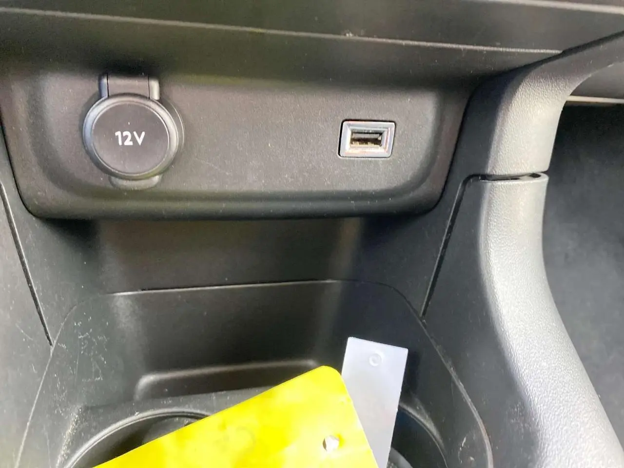 Prise 12V et port USB dans le rangement central avant d'une Citroën C3 2021, intérieur noir.