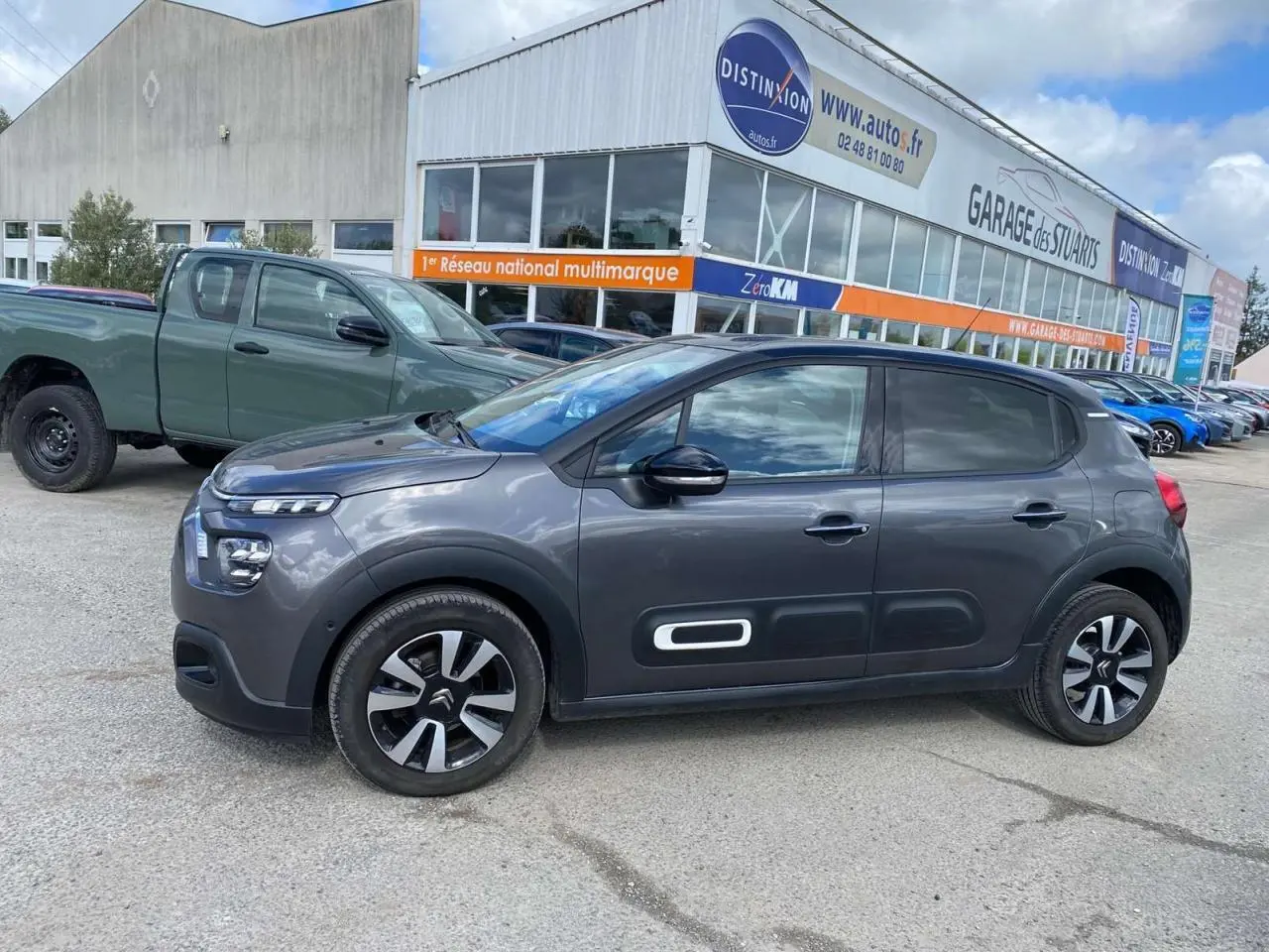 Citroën C3 gris platinium vue profil côté gauche, avec Airbump blanc et jantes alliage noires et argentées.