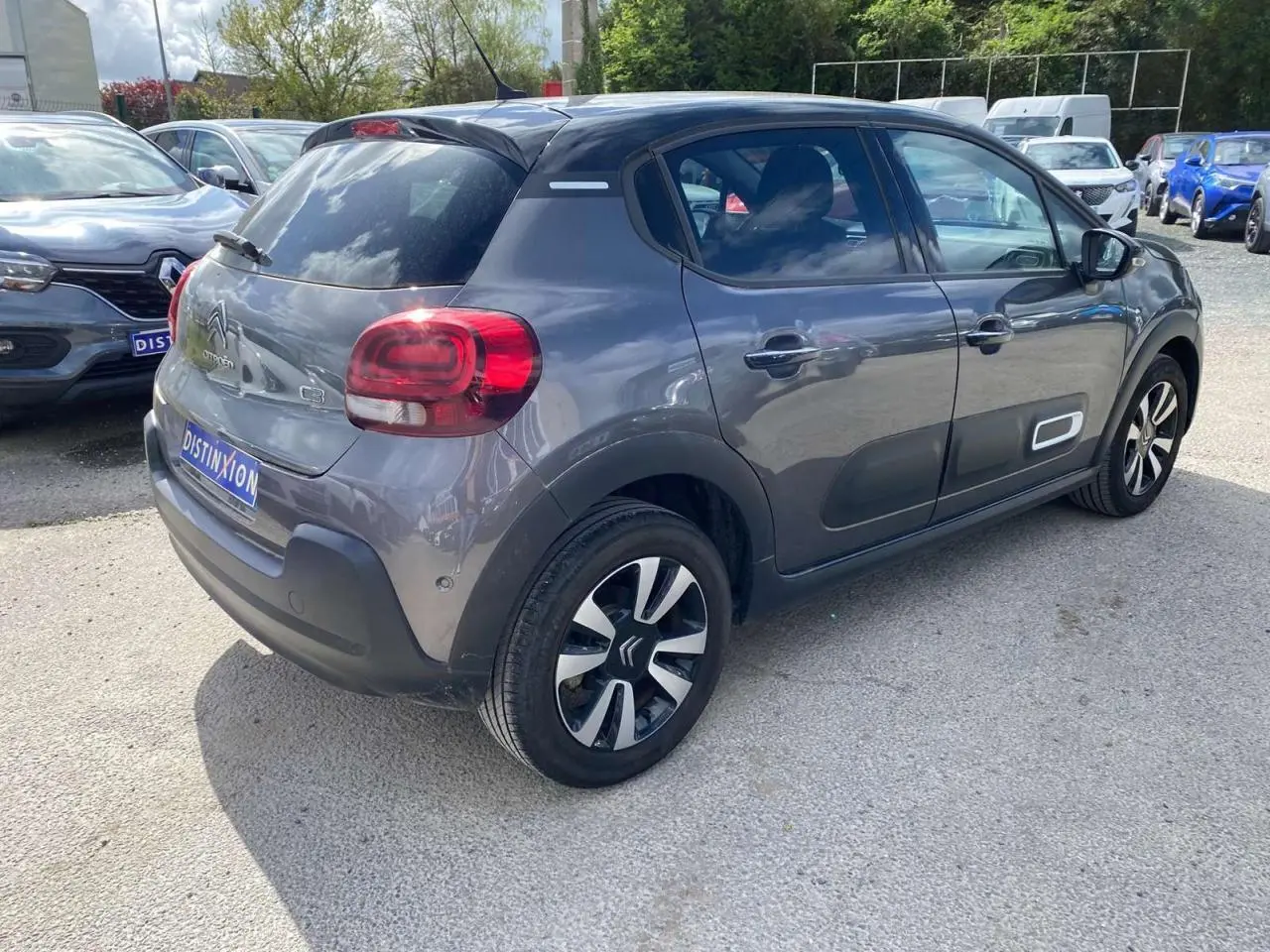 Citroën C3 gris platinium vue 3/4 arrière droit avec toit noir Onyx et jantes alliage diamantées.