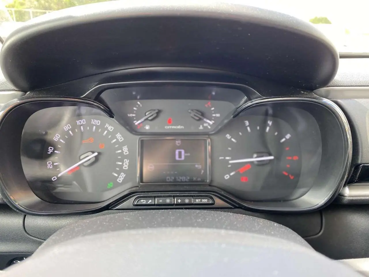 Vue rapprochée du tableau de bord de la Citroën C3 2021, affichant compteurs et écran digital central.